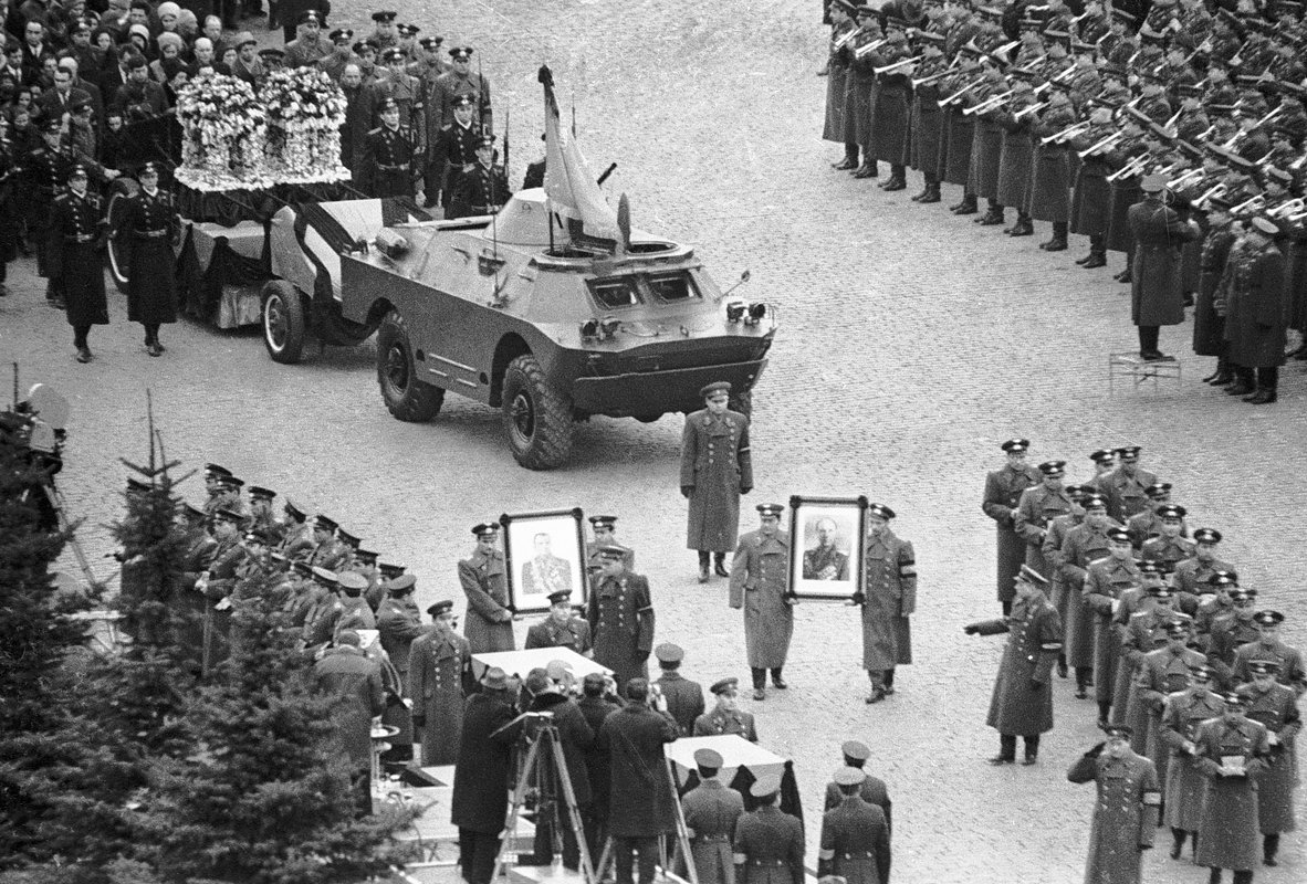Похороны Юрия Гагарина и Владимира Серегина. Траурная процессия на Красной площади, 30 марта 1968 года