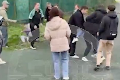 Россияне избили толпу школьников и вмешавшегося пенсионера и попали на видео