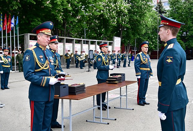Начальник 8-го управления Генштаба ВС РФ генерал-лейтенант Юрий Кузнецов (на переднем плане слева)