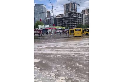 Затопленные улицы Киева попали на видео