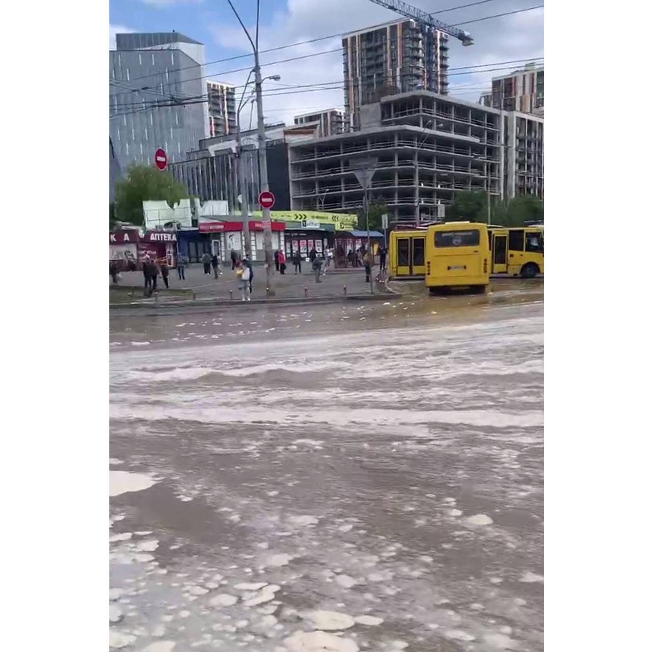 Затопленные улицы Киева попали на видео: Городская среда: Экономика:  Lenta.ru