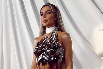 Анна Седокова появилась на премии в имитирующем голое тело корсете
