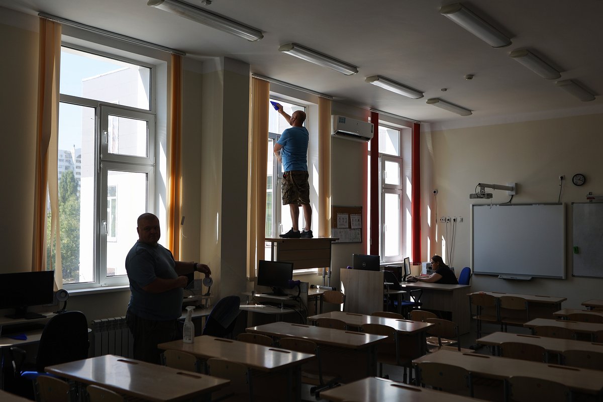 Установка бронированной пленки на окна белгородской школы, лето 2023 года