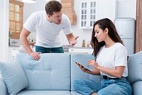 Как распознать мужа-тирана? И что делать в случае домашнего насилия — советы психолога