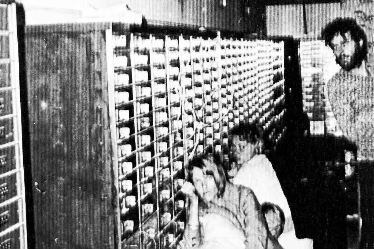 Заложники банка Sveriges Kreditbank в Стокгольме,  27 августа 1973 года. Кларк Улофссон стоит справа