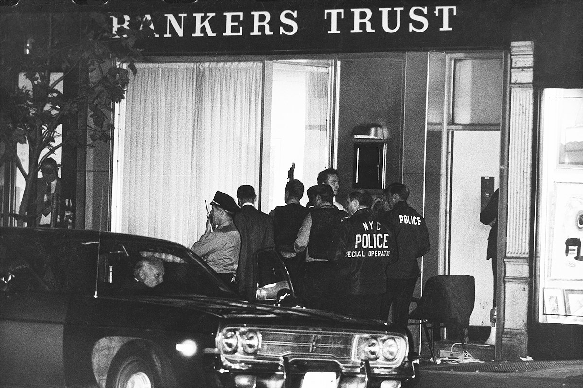 Захват банка Bankers Trust 6 октября 1975 года, во время которого бандит требовал освободить членов Симбионической освободительной армии, включая Патрисию Херст