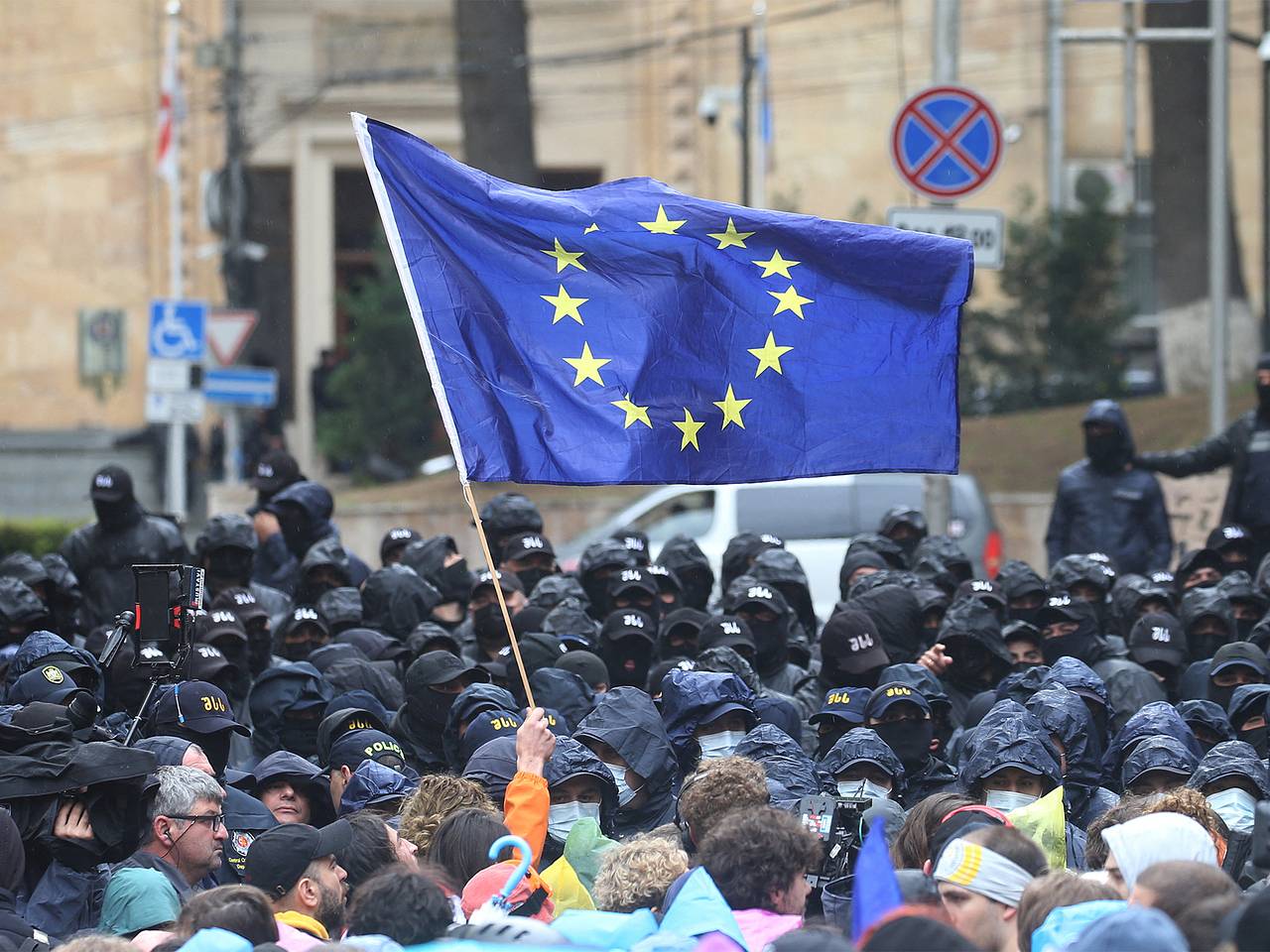 В Грузии европейские политики выступили на митинге против закона об  иноагентах: Закавказье: Бывший СССР: Lenta.ru