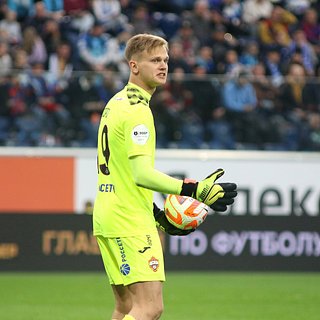 Вратарь ЦСКА разбил нос при столкновении с игроком «Зенита»