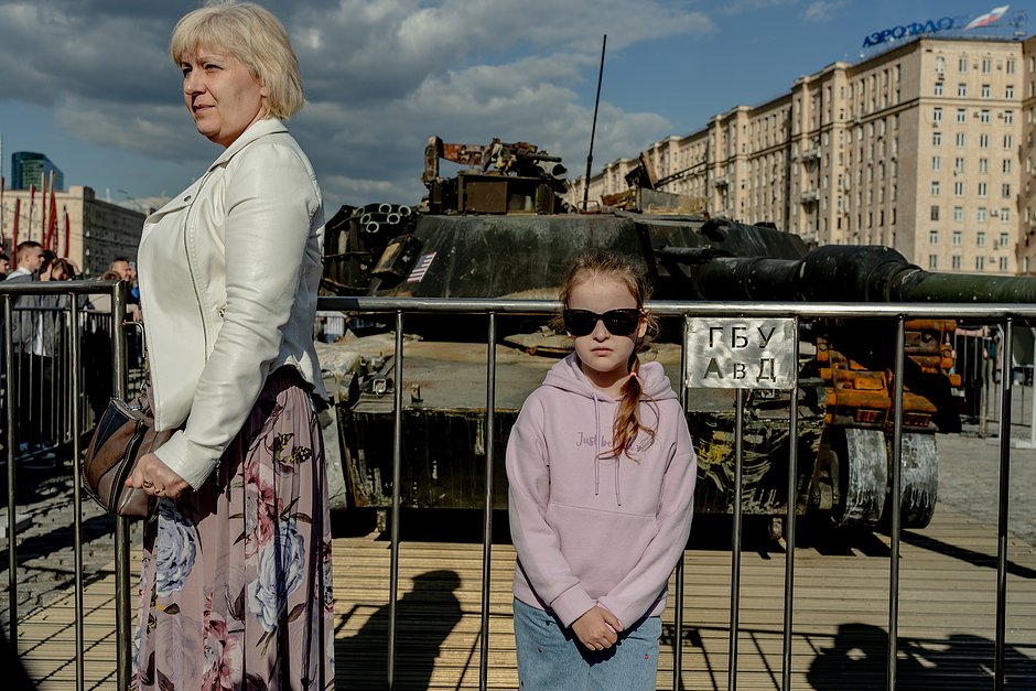 Дети фотографируются и задают вопросы экскурсоводам. Забираться на танки и бронемашины им не дают.