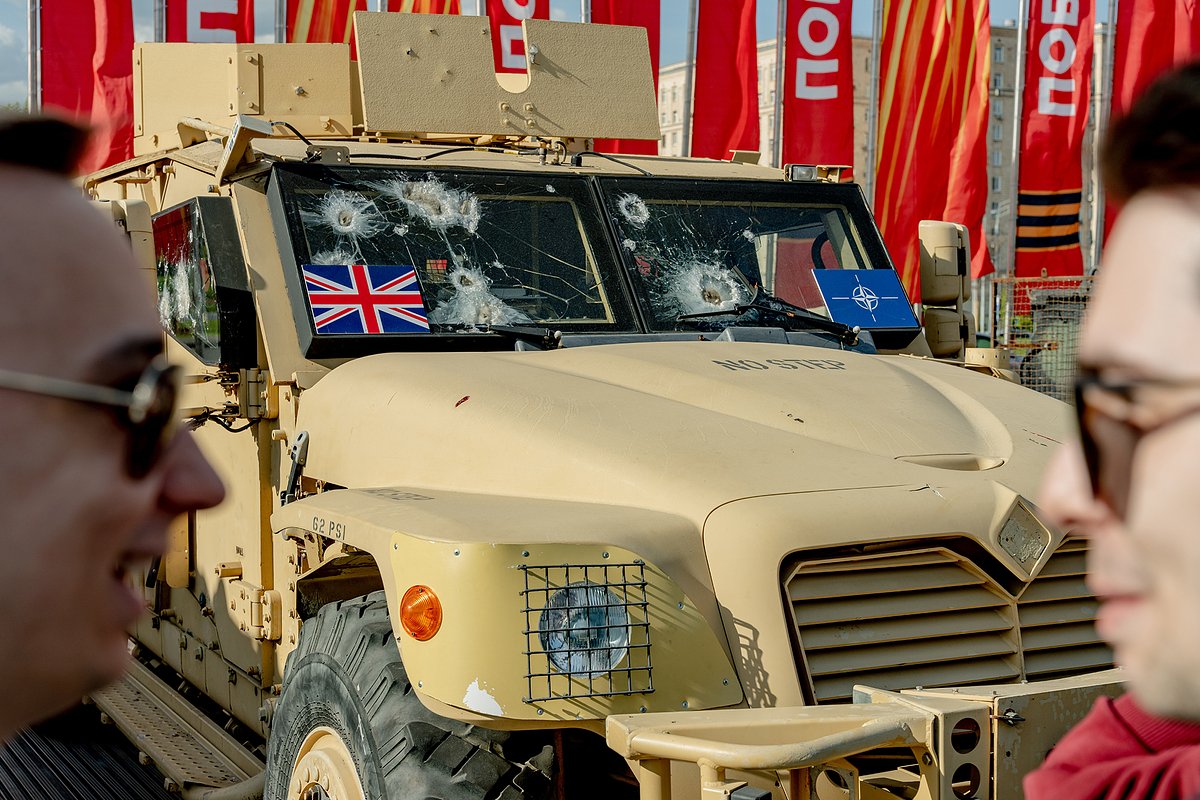 Британский бронеавтомобиль Husky с повреждениями на лобовом стекле. Захвачен в ДНР в мае 2023 года. 