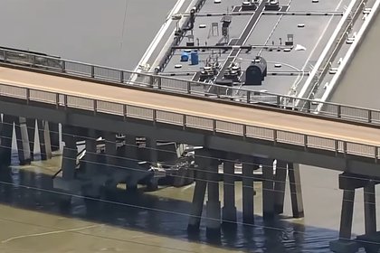 В США баржа столкнулась с мостом