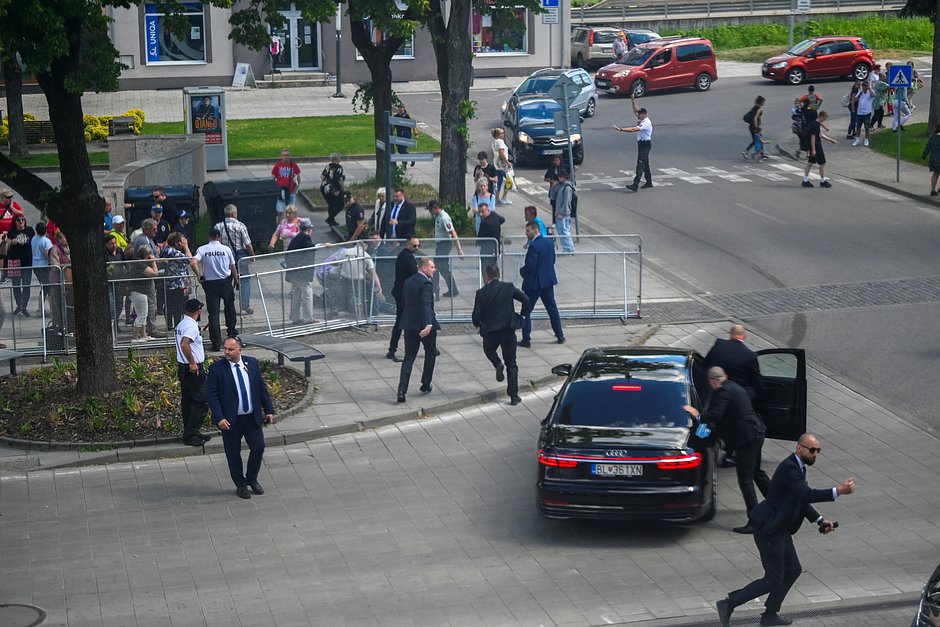 Охранники реагируют на стрельбу по премьер-министру Словакии Роберту Фицо в Гандлове, Словакия, 15 мая 2024 года