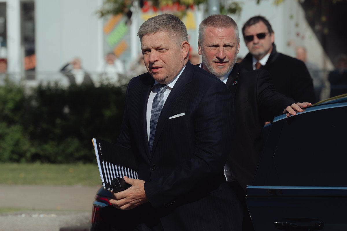 Роберт Фицо, премьер-министр Словакии, прибывает в ратушу, где члены словацкого и украинского правительств будут обсуждать проекты приграничного сотрудничества, транспортных связей и энергетического сотрудничества в Михаловце, Словакия, 11 апреля 2024 года