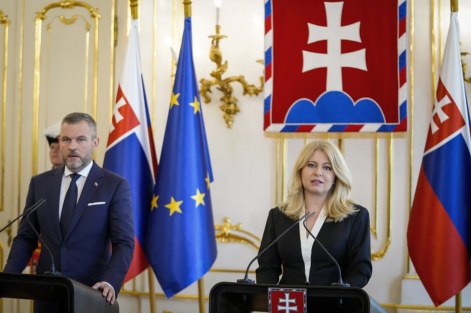 Действующий президент Словакии Зузана Чапутова (справа) и избранный президент Петер Пеллегрини на совместной пресс-конференции в президентском дворце в Братиславе, Словакия, 16 мая 2024 года