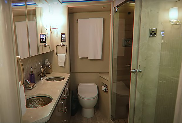 Ванная комната в микроавтобусе Бибера