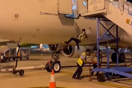 Сотрудник авиакомпании выпал из самолета на взлетную полосу и попал на видео