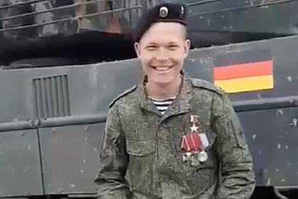 Герой России пошутил о своей награде на фоне подбитого танка и попал на видео