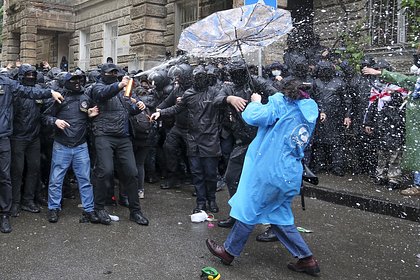 Банк Грузии бросился спасать нацвалюту на фоне митингов