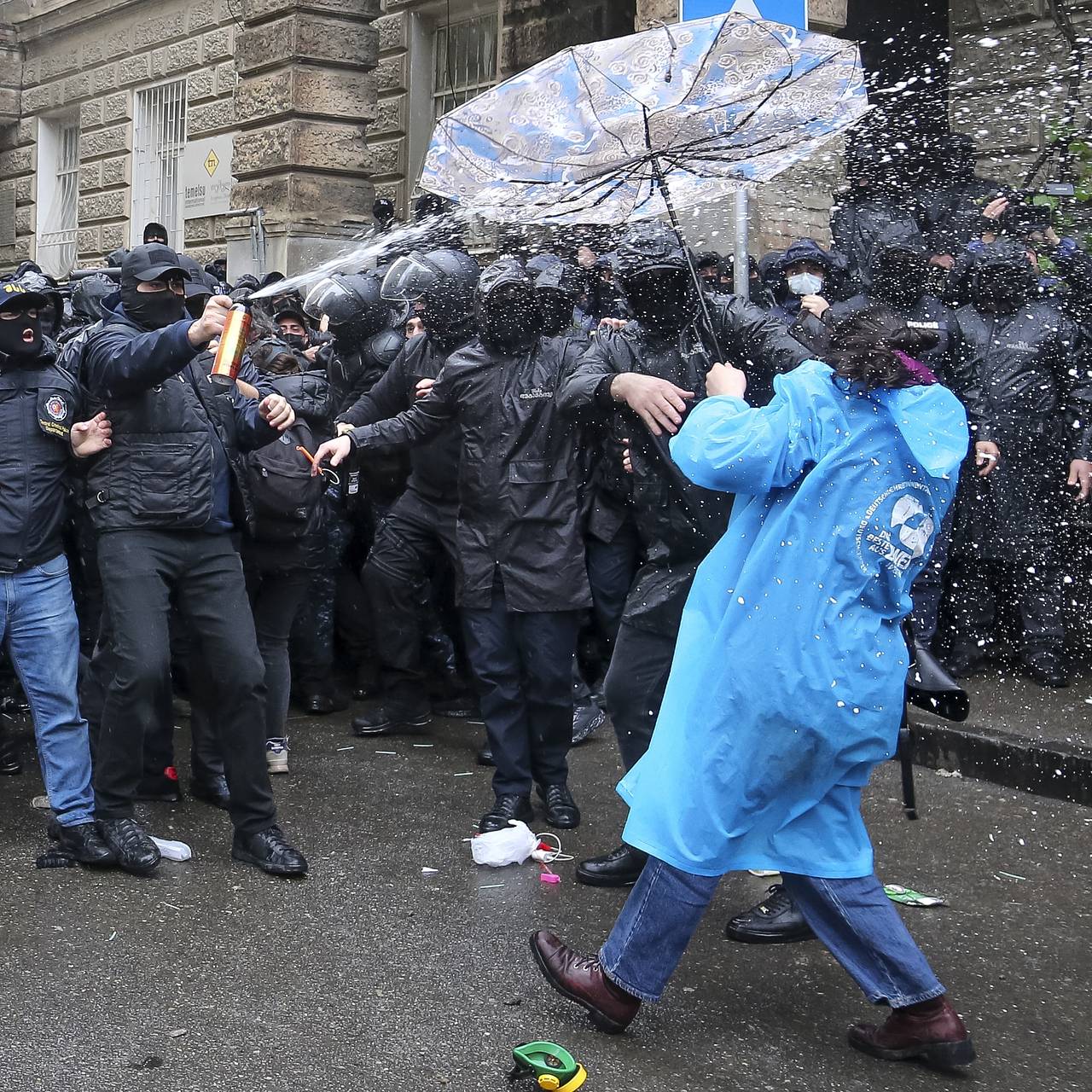 Банк Грузии бросился спасать нацвалюту на фоне митингов: Рынки: Экономика:  Lenta.ru