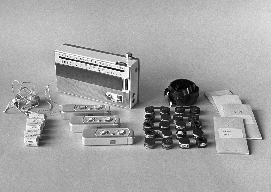 Техническое оборудование для шпионажа, принадлежавшее полковнику советской военной разведки Олегу Пеньковскому, работавшему на Великобританию и США: радиоприемник, фотоаппараты «Минокс» с кассетами и шифровальные блокноты.
