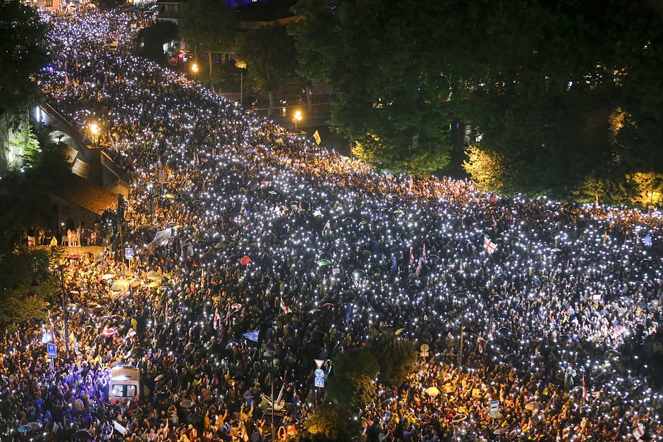 Протестующие во время митинга против законопроекта об иностранных агентах в Тбилиси, Грузия, 11 мая 2024 года