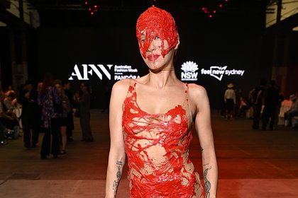 Модель посетила Неделю моды в «окровавленном» прозрачном платье