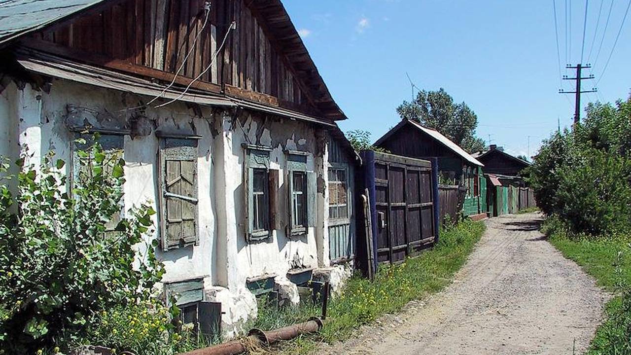 В российском городе власти выселили сирот из квартир в старые бараки:  Недвижимость: Экономика: Lenta.ru