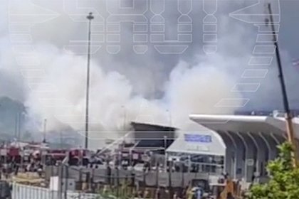 Мощный пожар на территории российского аэропорта попал на видео