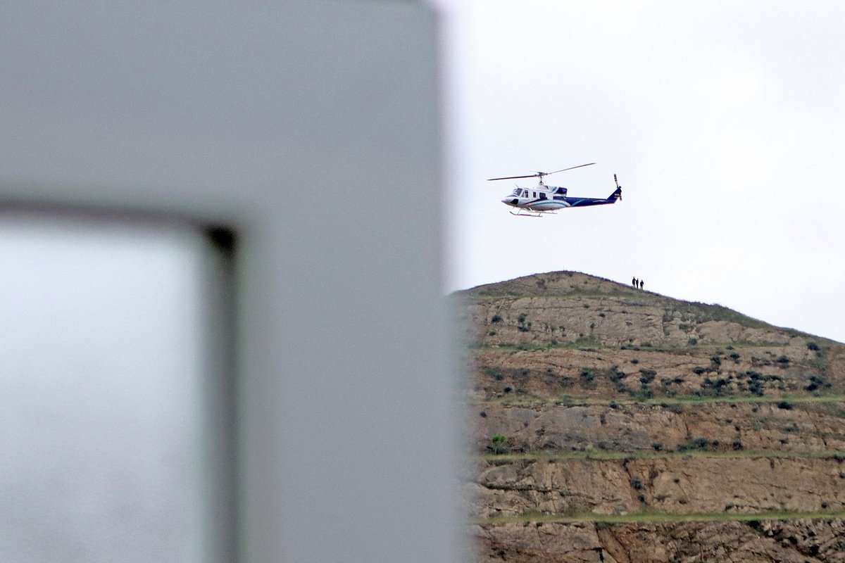Вертолет с президентом Ирана Эбрахимом Раиси взлетает неподалеку от ирано-азербайджанской границы, 19 мая 2024 года