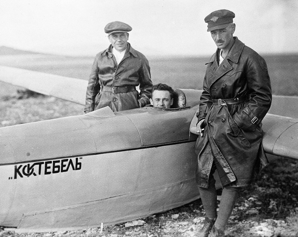 Сергей Королев сидит в кабине планера «Коктебель», слева — инженер Сергей Люшин, справа — летчик Константин Арцеулов, 1 октября 1930 года 