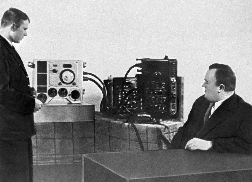 Сергей Королев принимает экзамен по системам управления корабля «Восток» у кандидата в космонавты Юрия Гагарина в Центре подготовки космонавтов. 16 января 1961 года