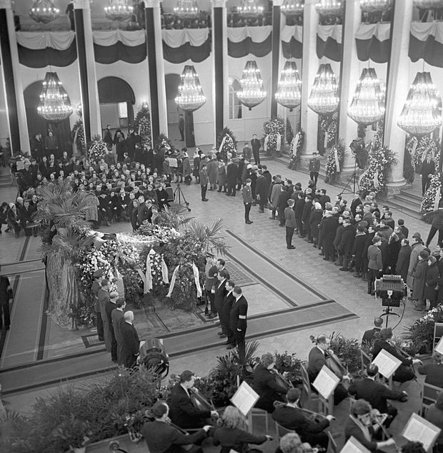 Траурная церемония прощания с Сергеем Королевым в Колонном зале Дома Союзов. 17 января 1966 года
