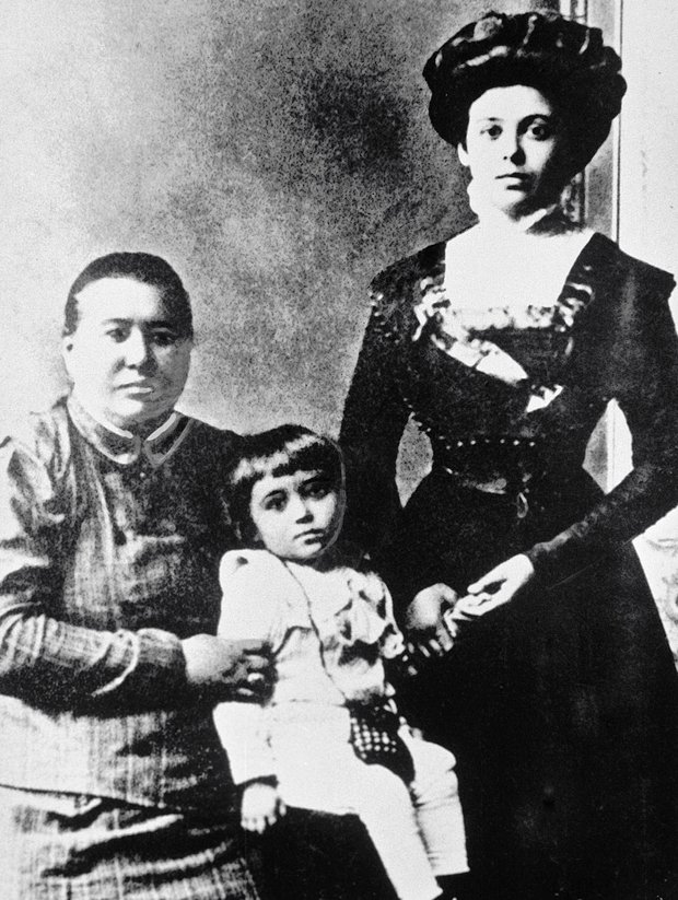 Сергей Королев в детстве: с матерью Марией Николаевной (справа) и бабушкой Марией Матвеевной