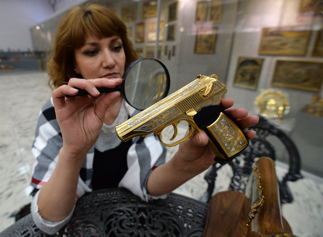 Сотрудница Златоустовской оружейной фабрики проверяет образцы подарочного и наградного оружия для Министерства обороны РФ