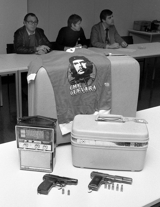 Пистолет Макарова и ТТ, использовавшиеся террористами при захвате пассажирского самолета Boeing 737 «Ландсхут» авиакомпании «Люфтганза» с 86 пассажирами на борту 13 октября 1977 года