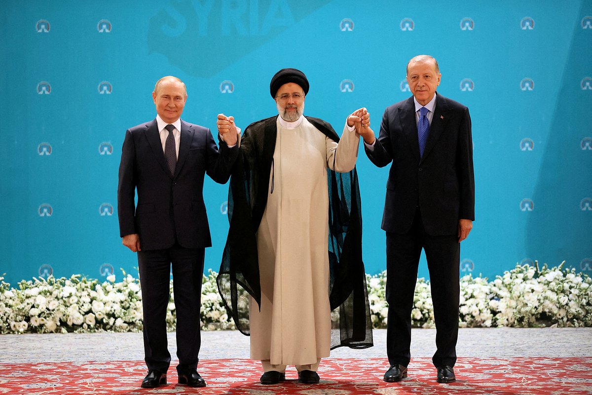 Слева направо: президент РФ Владимир Путин, президент Ирана Эбрахим Раиси и президент Турции Реджеп Эрдоган в Тегеране, 2022 год