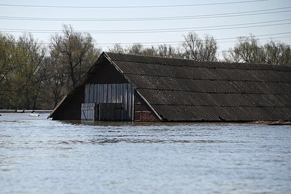 В российском городе жилой дом ушел под воду