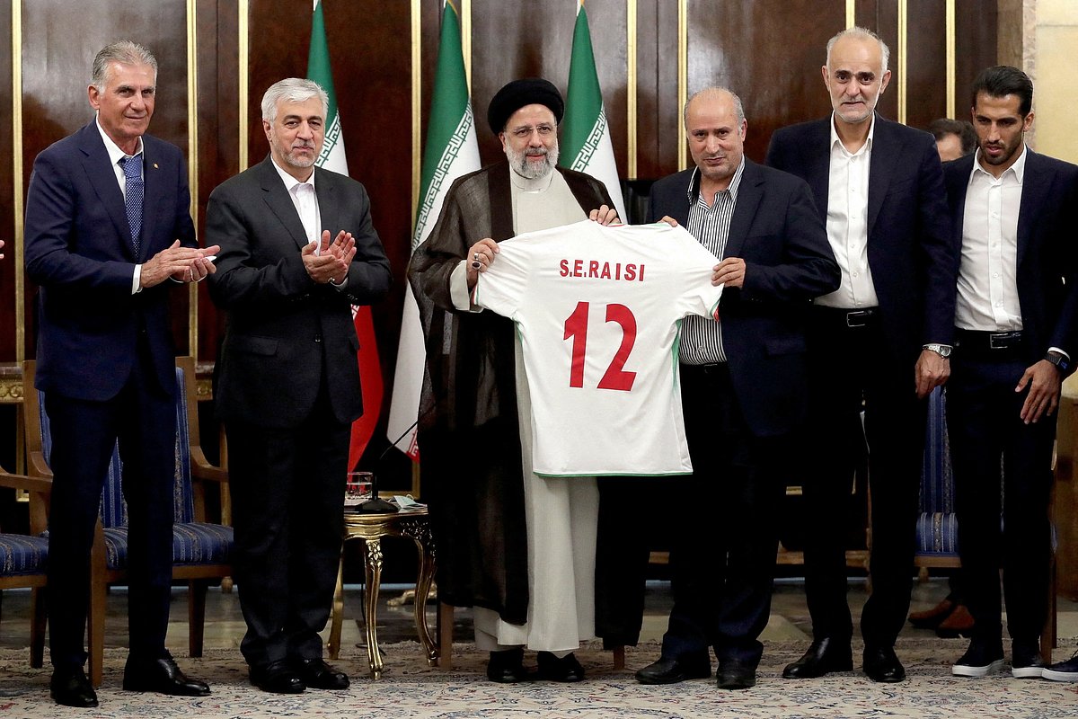 Президент Ирана Эбрахим Раиси держит футболку национальной сборной по футболу