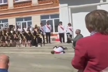 В России школьник упал в обморок на выпускном и попал на видео