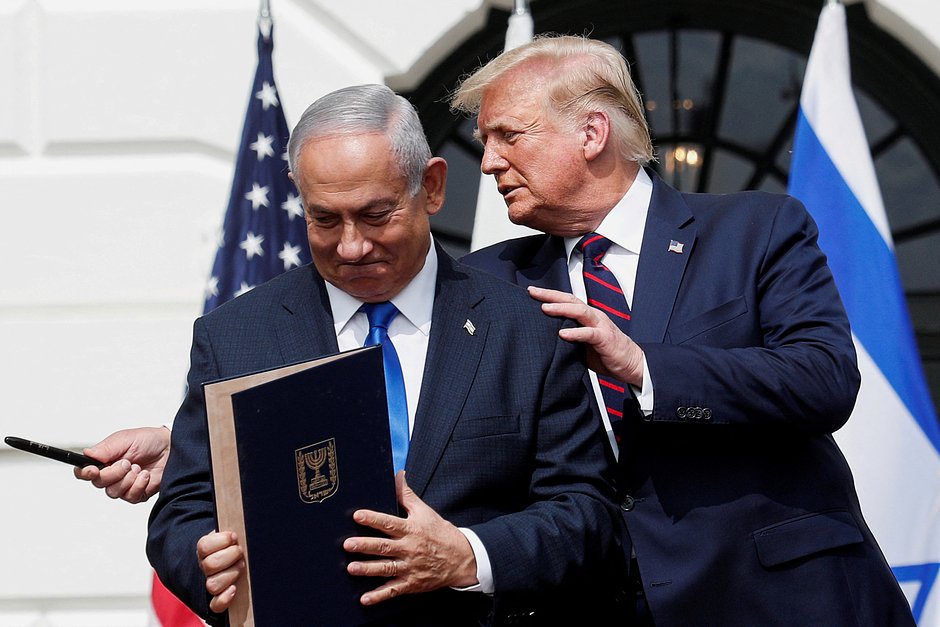 Премьер-министр Израиля Биньямин Нетаньяху и президент США Дональд Трамп после подписания Соглашения Авраама на Южной лужайке Белого дома в Вашингтоне, США, 15 сентября 2020 года