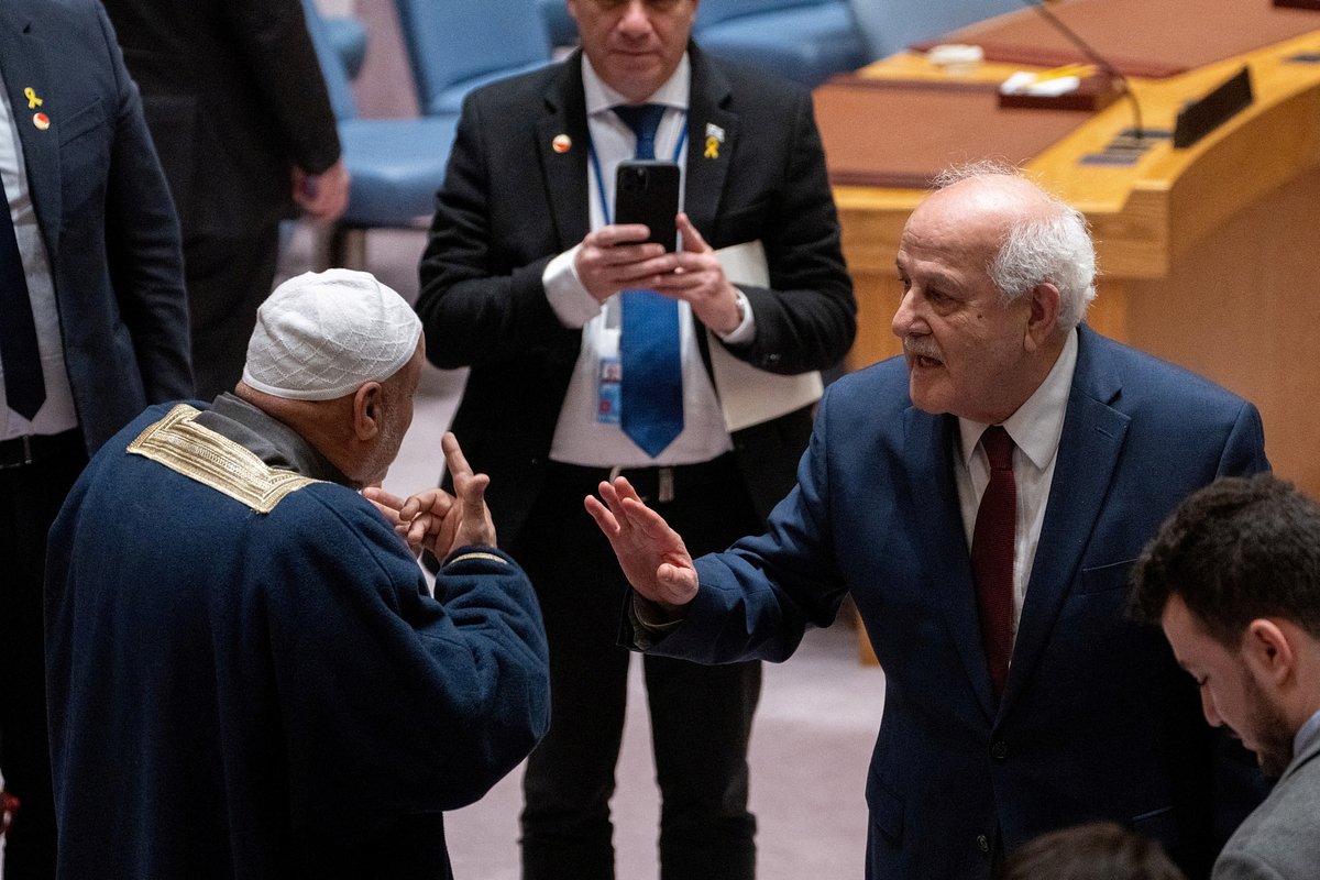 Рияд Мансур (справа), постоянный наблюдатель от Палестины при ООН, общается с Али Альзиадной, братом Юсуфа и дядей Хамзы, которых удерживают в качестве заложников в секторе Газа, на заседании Совета Безопасности ООН в штаб-квартире ООН в Нью-Йорке, США, 11 марта 2024 года