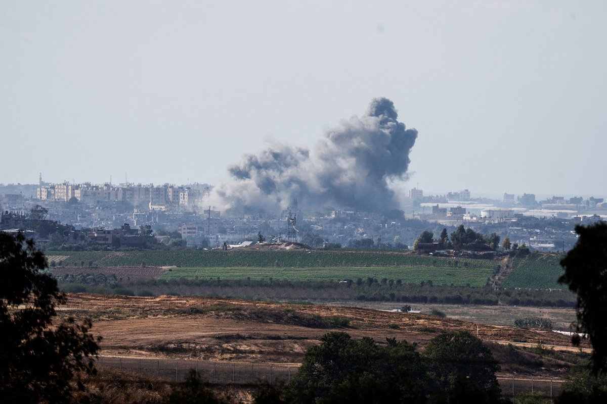 Дым после бомбардировок Военно-воздушных сил Израиля территории сектора Газа, вид с границы на юге Израиля, 15 октября 2023 года