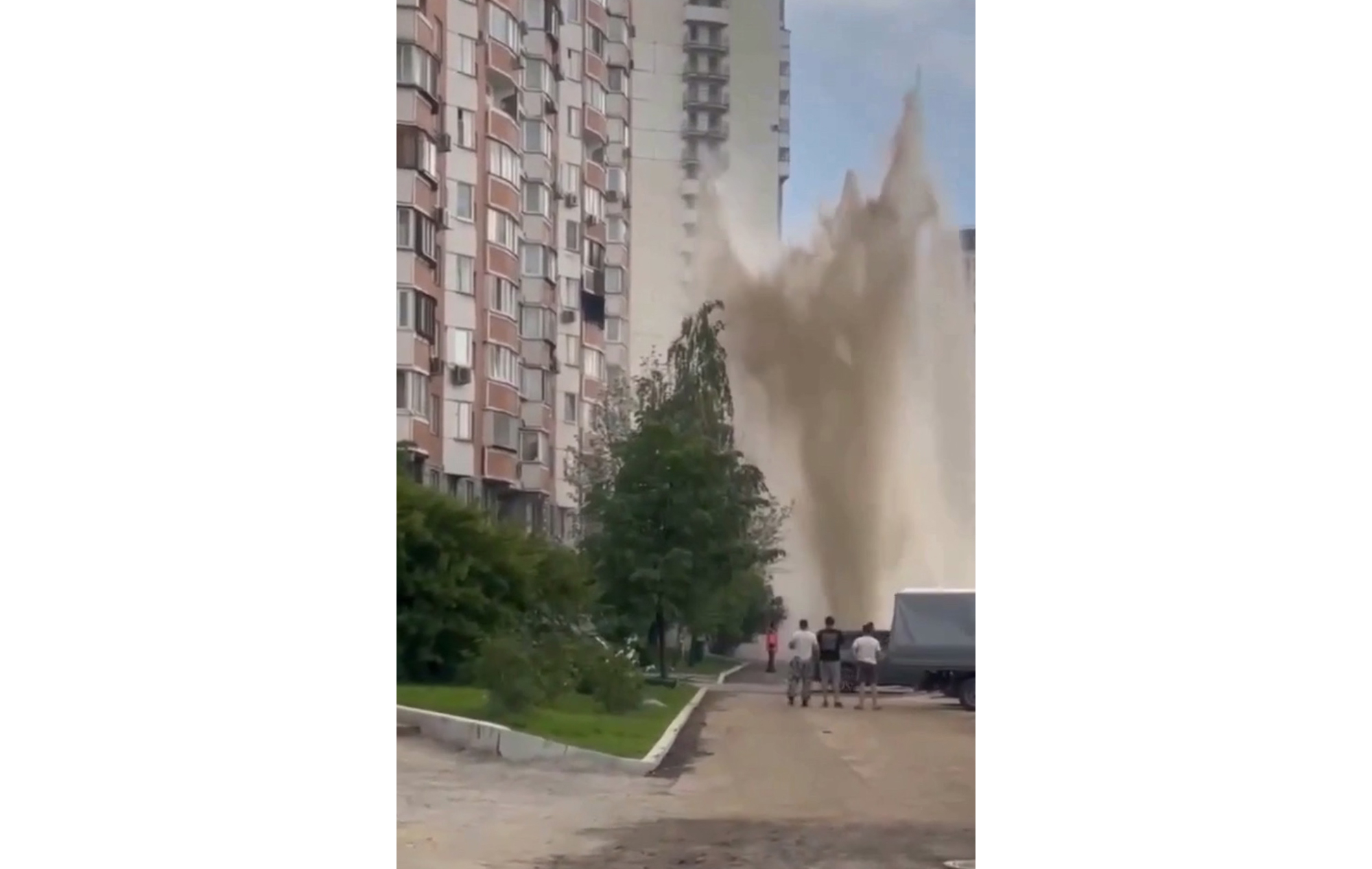 В Москве на видео сняли гейзер высотой в семь этажей