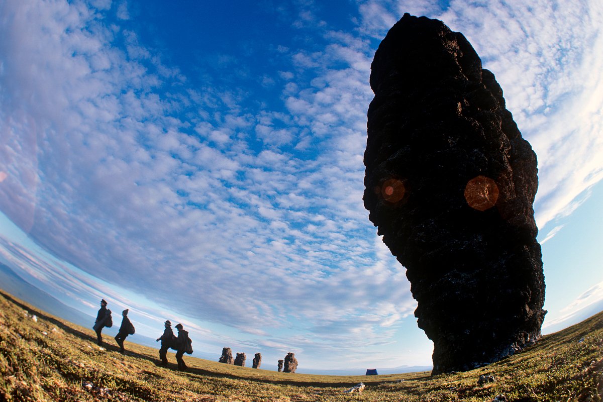 Туристы проходят мимо огромных валунов Полярного Урала