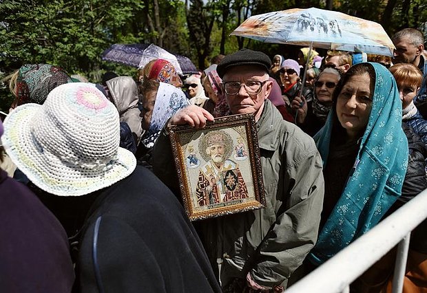 Очередь к мощам Николая Чудотворца в храме Христа Спасителя