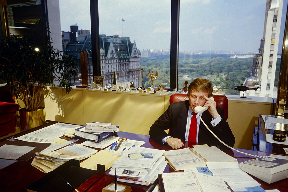 Дональд Трамп в своем офисе в Trump Tower, 1987 год