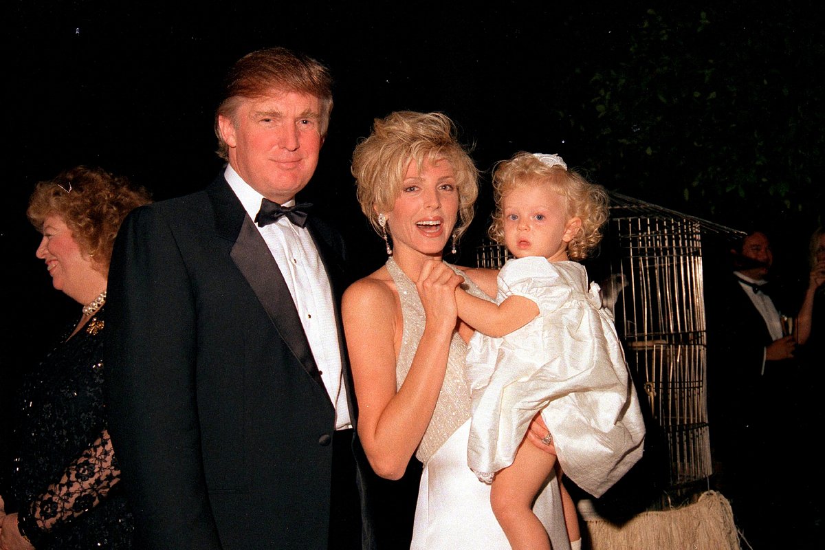 Дональд Трамп с второй супругой Марлой Мейплз и дочерью Тиффани, 1995 год