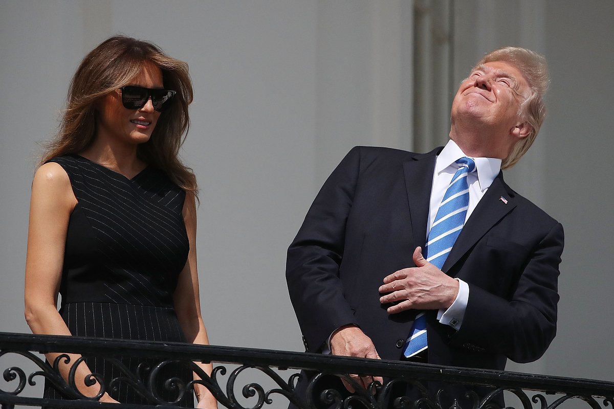 Дональд Трамп с супругой Меланией наблюдают за солнечным затмением с балкона Белого дома, 2017 год