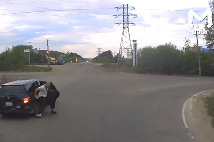 Россиянин вышел из машины на полном ходу и попал на видео