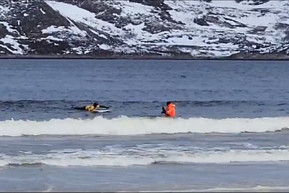 Спасение унесенной ветром российской серфингистки в Арктике сняли на видео